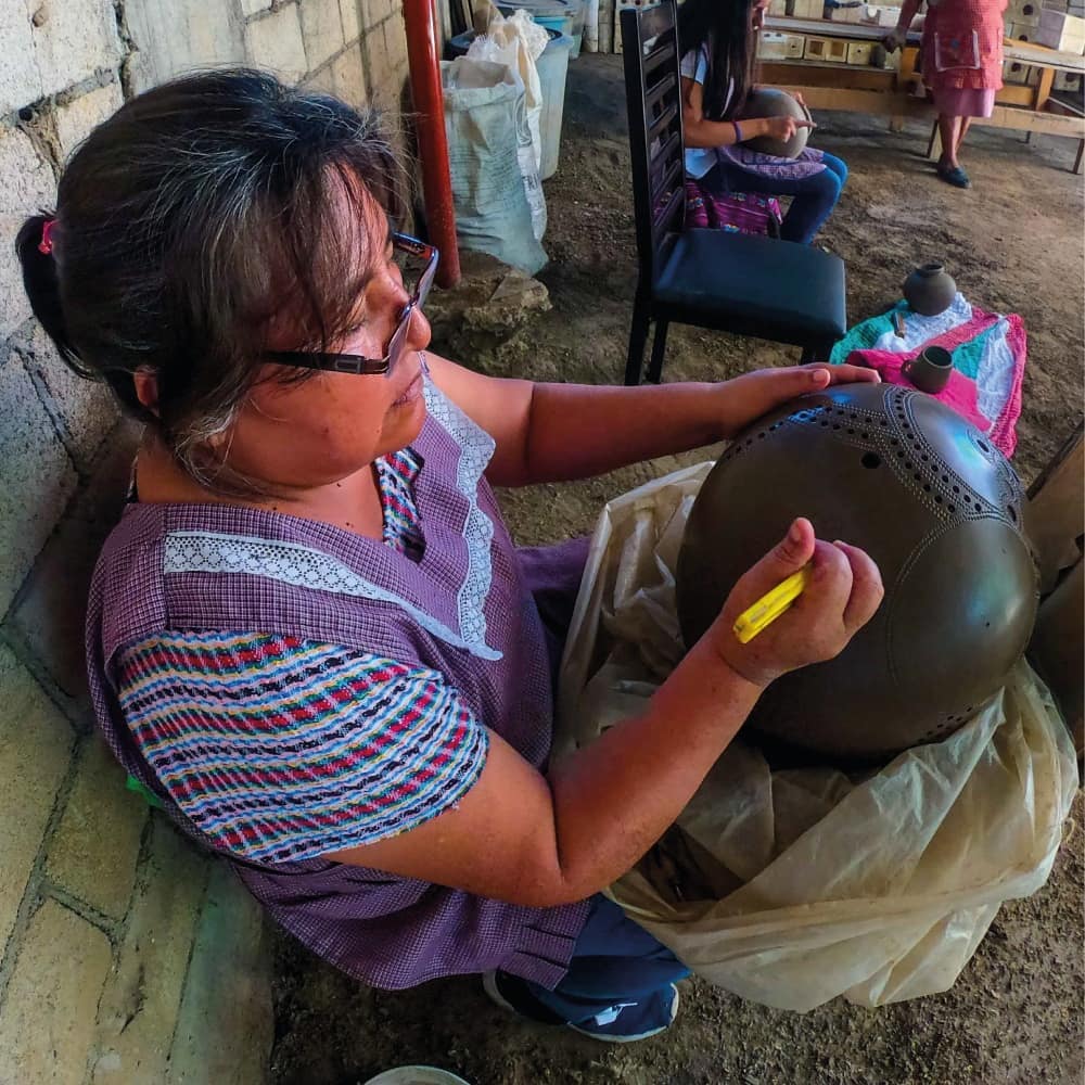 Artesana de barro negro en Oaxaca