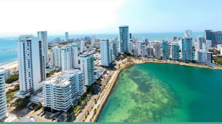 Bahía de Cartagena se torna de color turquesa por cuarentena