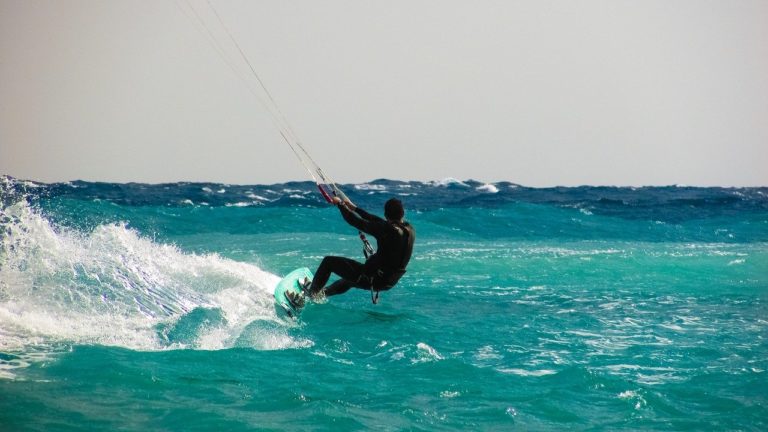 Kitesurf, el deporte extremo que te hace “volar” en el agua