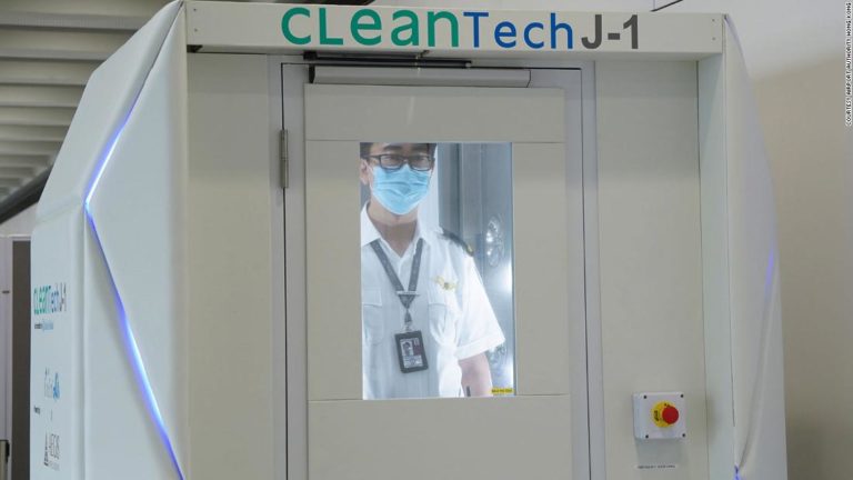 Hong Kong usará cabinas de desinfección en sus aeropuertos