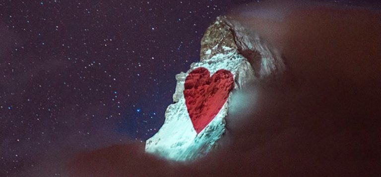 Se ilumina la montaña Matterhorn como símbolo de solidaridad