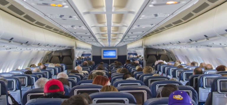 Nuevas ideas de asientos de aviones permitirían el distanciamiento social