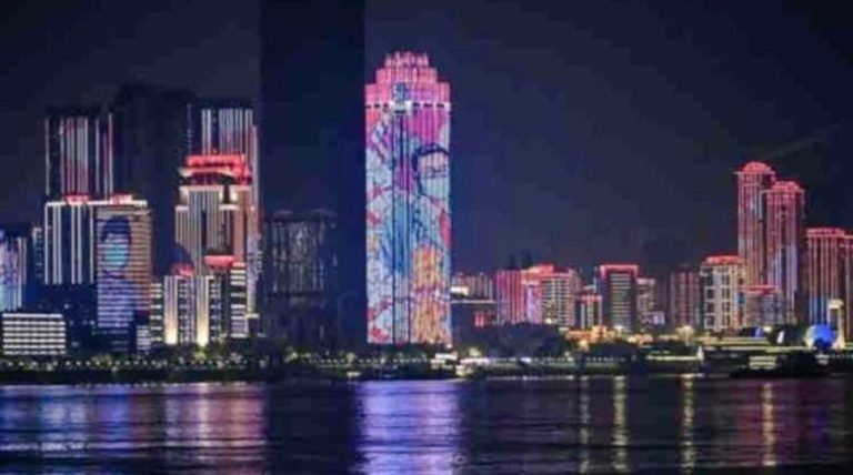Wuhan celebra con espectáculo de luces el fin de la cuarentena