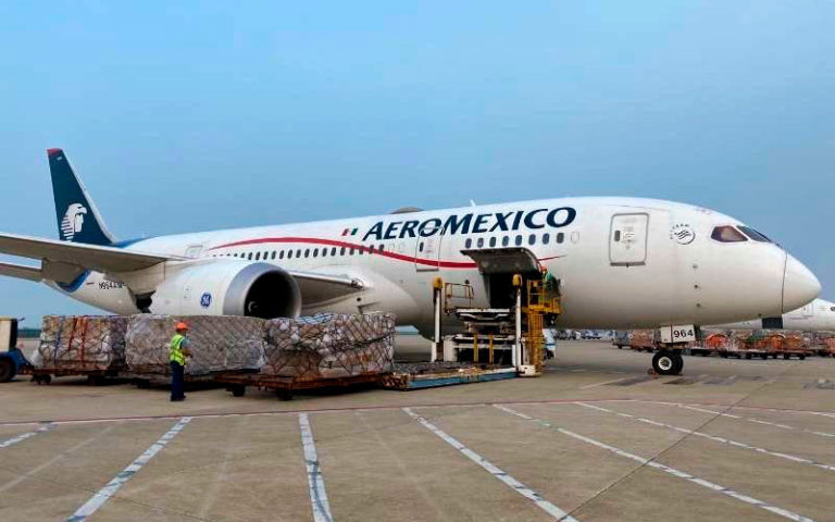 Aeroméxico realiza el vuelo más largo de su historia para transportar insumos médicos