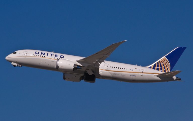 United Airlines pide a pasajeros autocertificado de salud para viajar