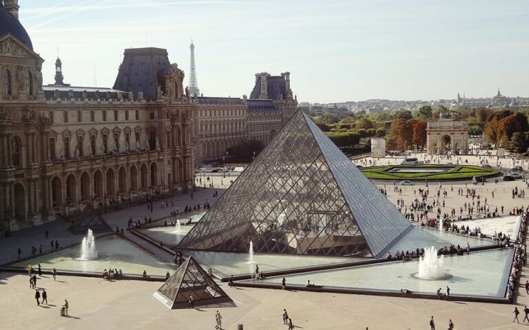 El Museo del Louvre reabre sus puertas después de tres meses cerrado