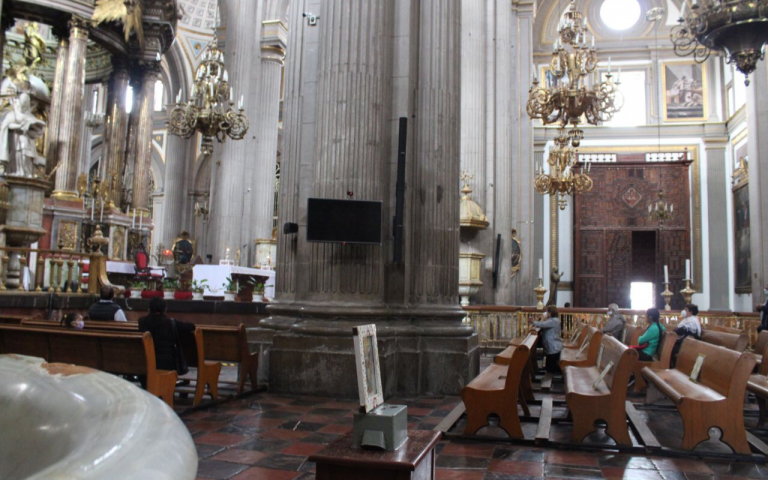 La Catedral de Puebla recibe a feligreses después del cierre por coronavirus