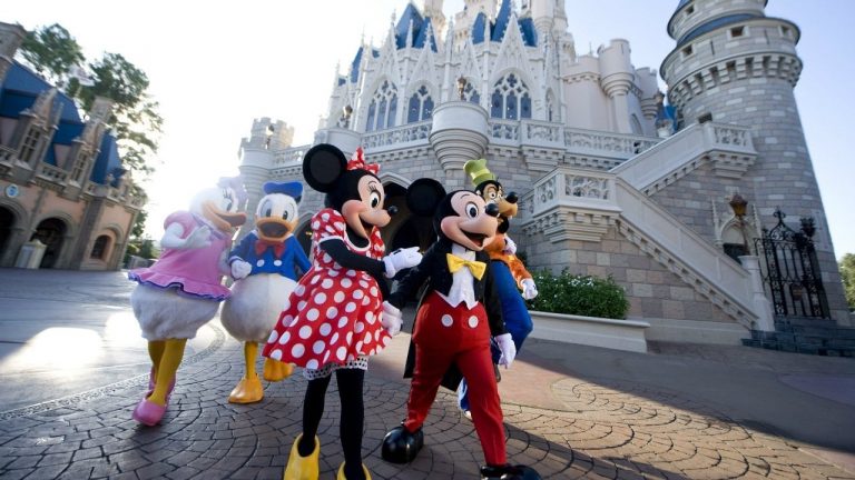 Disney World anuncia reducción de horarios en sus 4 parques temáticos
