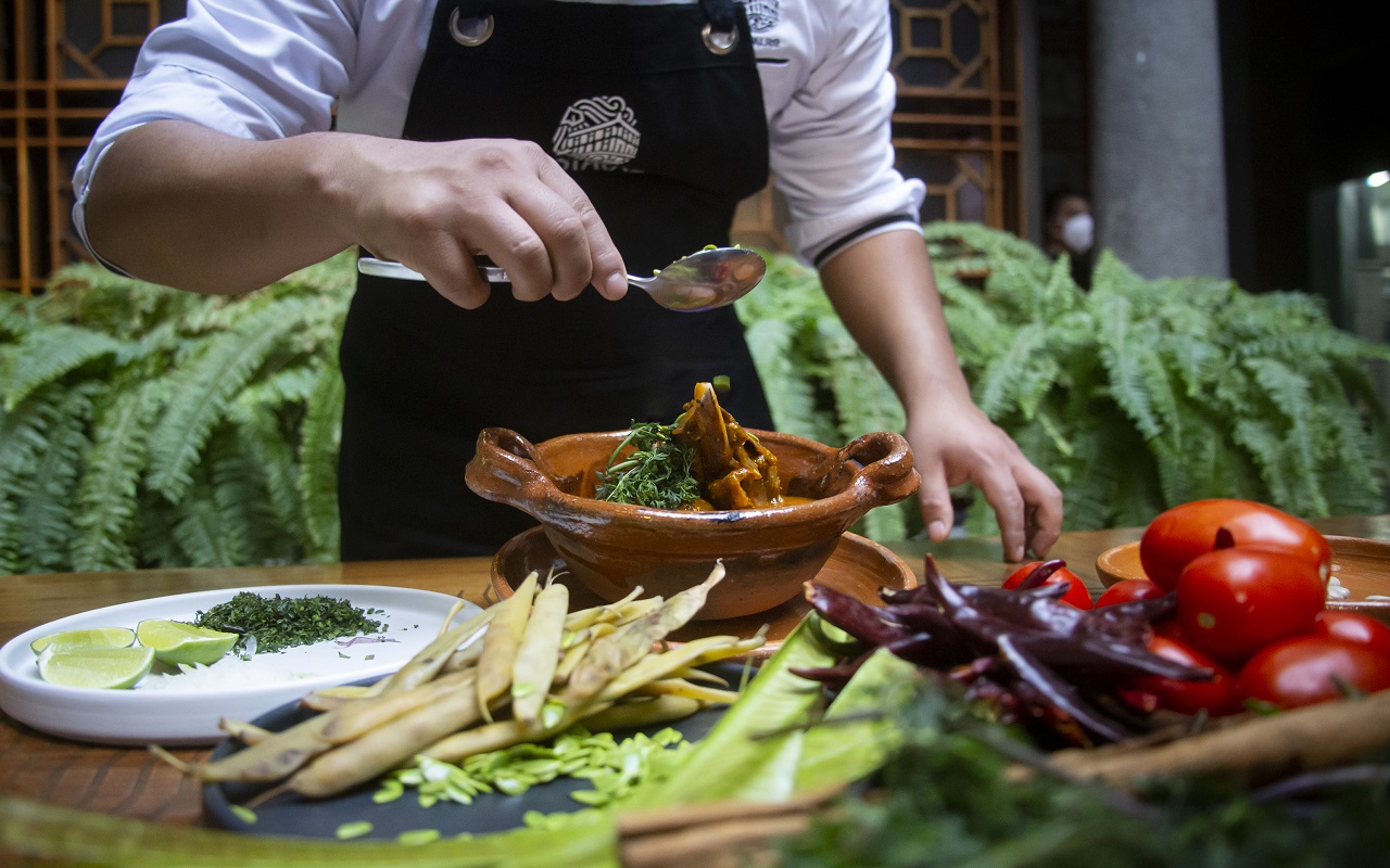 Puebla impartió Master Class de Mole de Caderas a reconocidos cocineros