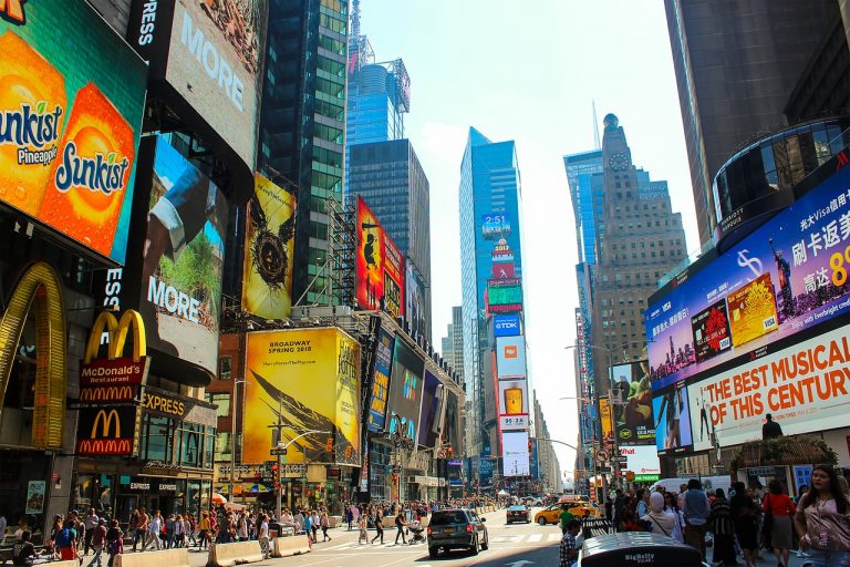 Broadway suspende actuaciones hasta mayo de 2021