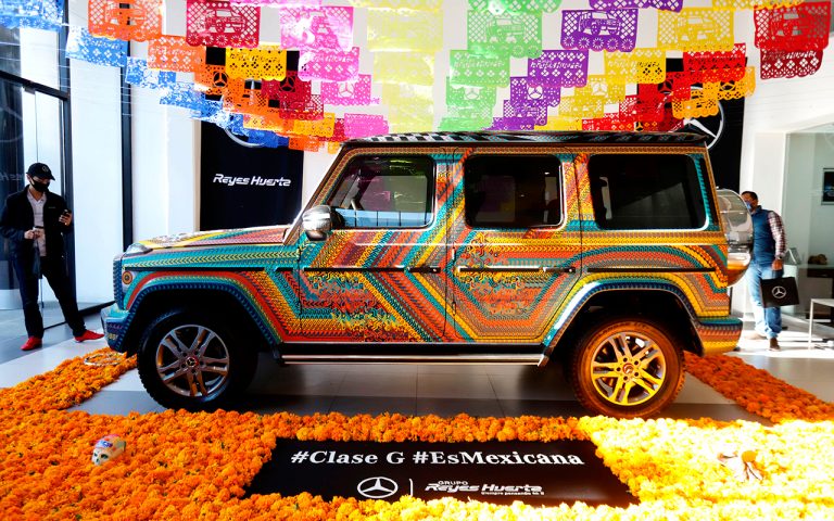 Presentan en Puebla la Mercedes-Benz Clase G intervenida por artesanos de Oaxaca