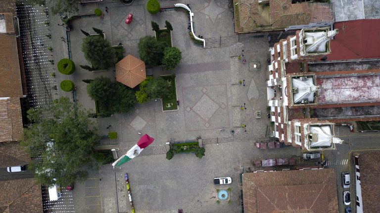 vista aérea del quiosco de mazamitla y del atrio y fachada de la parroquia de san cristóbal