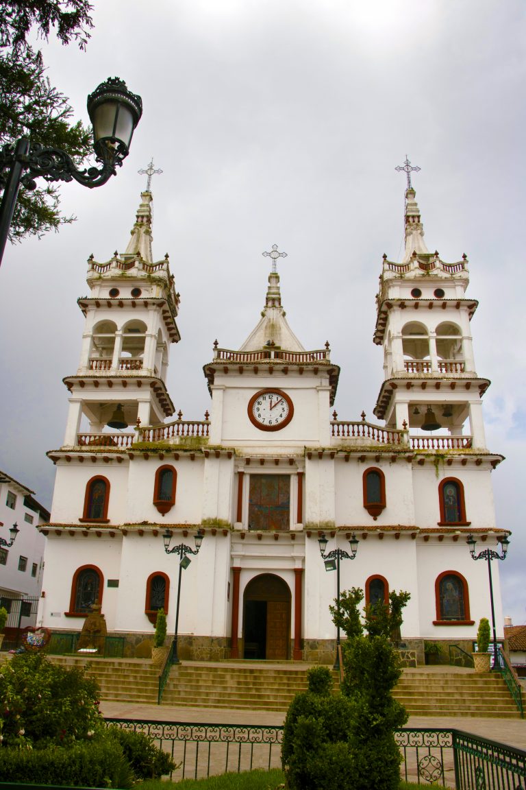 Parroquia de San Cristóbal con sus torres de inspiración china