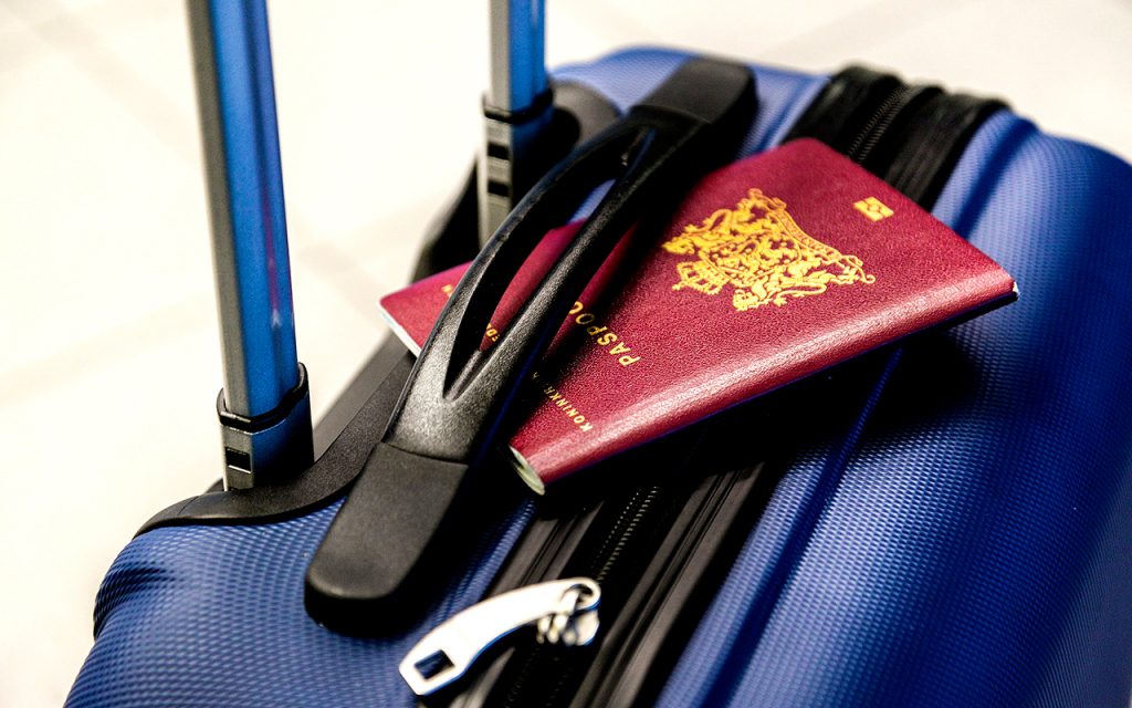 maleta-equipaje-pasaporte