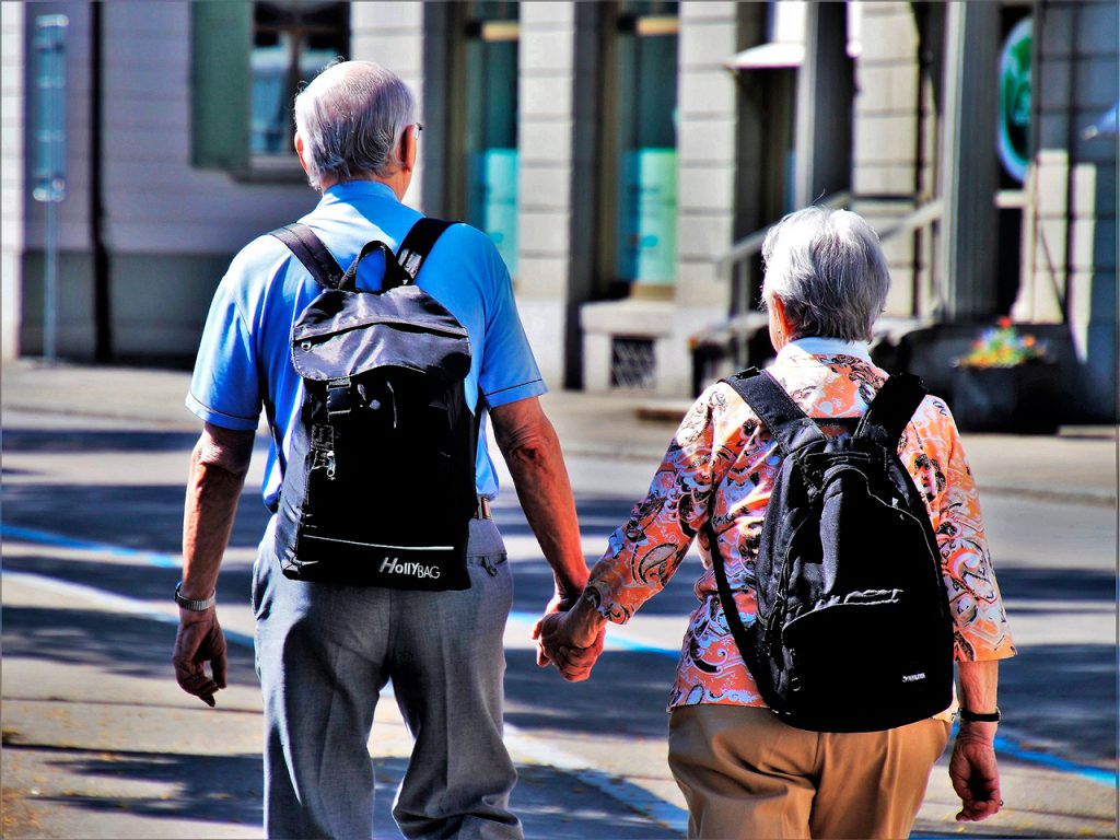 viaje-pareja-ancianos