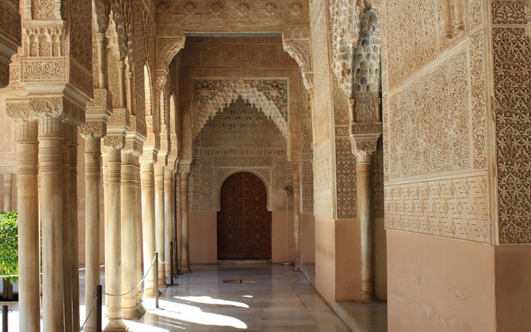 La Alhambra, palacios y jardines de la ancestral Europa