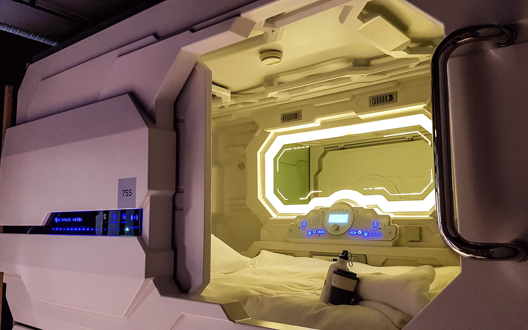 Vive la experiencia de dormir en un hotel cápsula en Japón