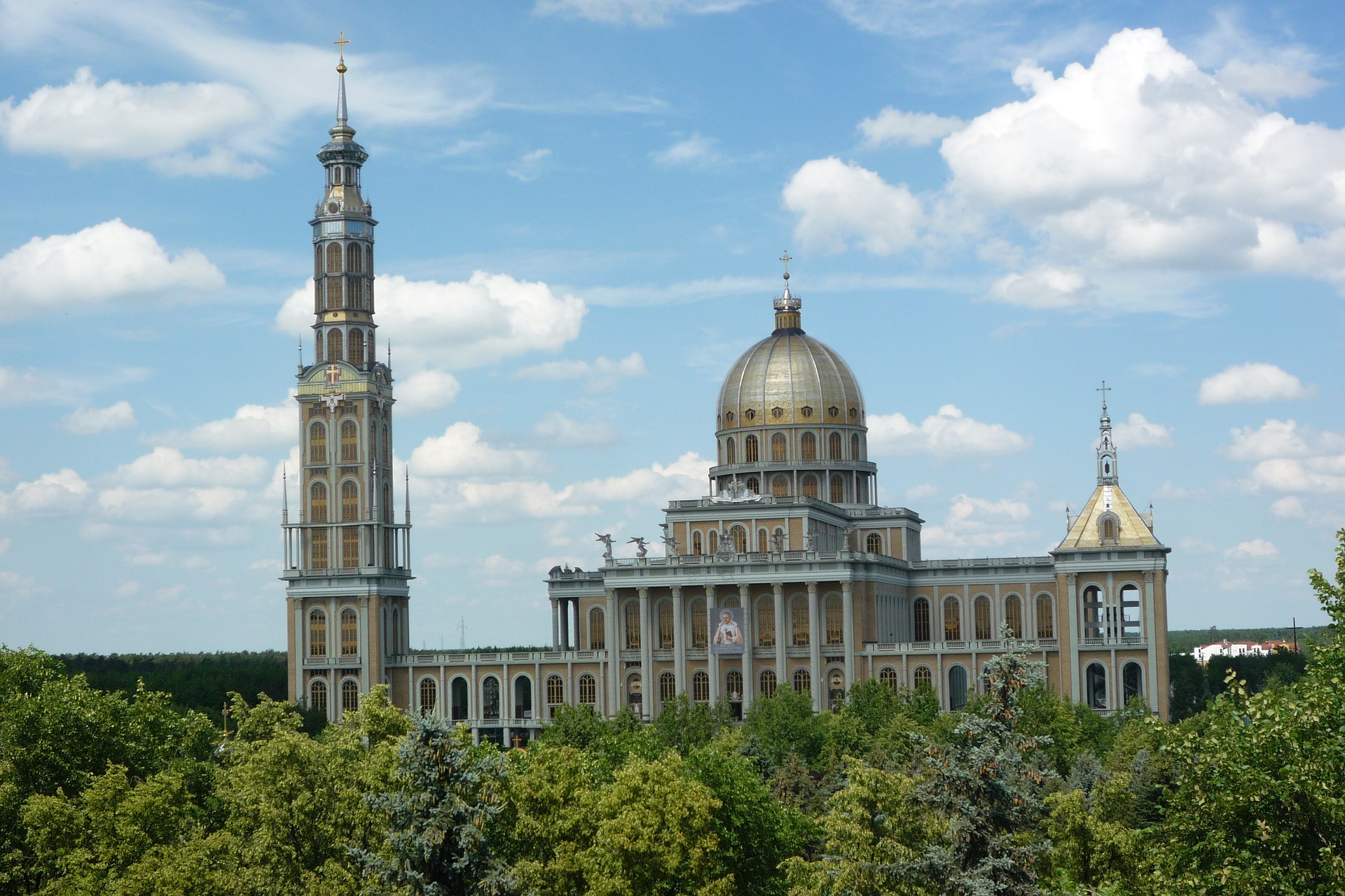 iglesias mas grandes luchen Polonia