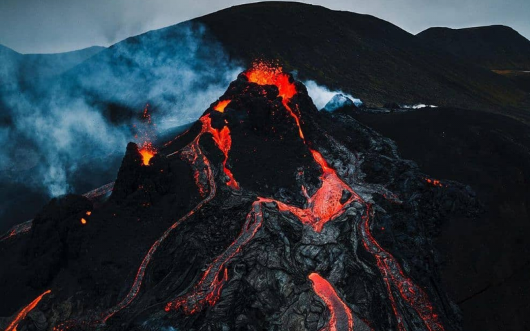 Dron graba actividad de volcán en Islandia (VIDEO)