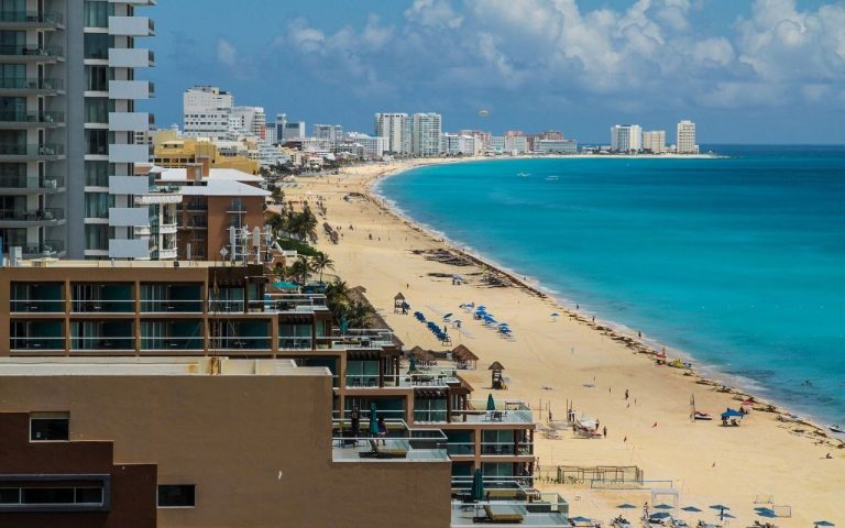 Trabajadores turísticos de Cancún reciben primeras vacunas
