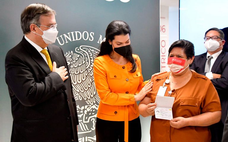 México ya tiene pasaporte electrónico, entregan los primeros en CDMX y Los Angeles
