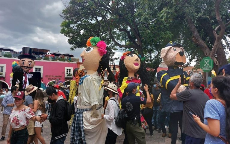 Turistas disfrutaron del desfile de mojigangas en Atlixco
