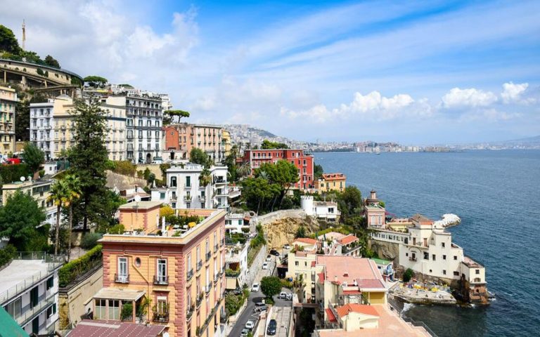 Recorre las coloridas calles de Nápoles, Italia