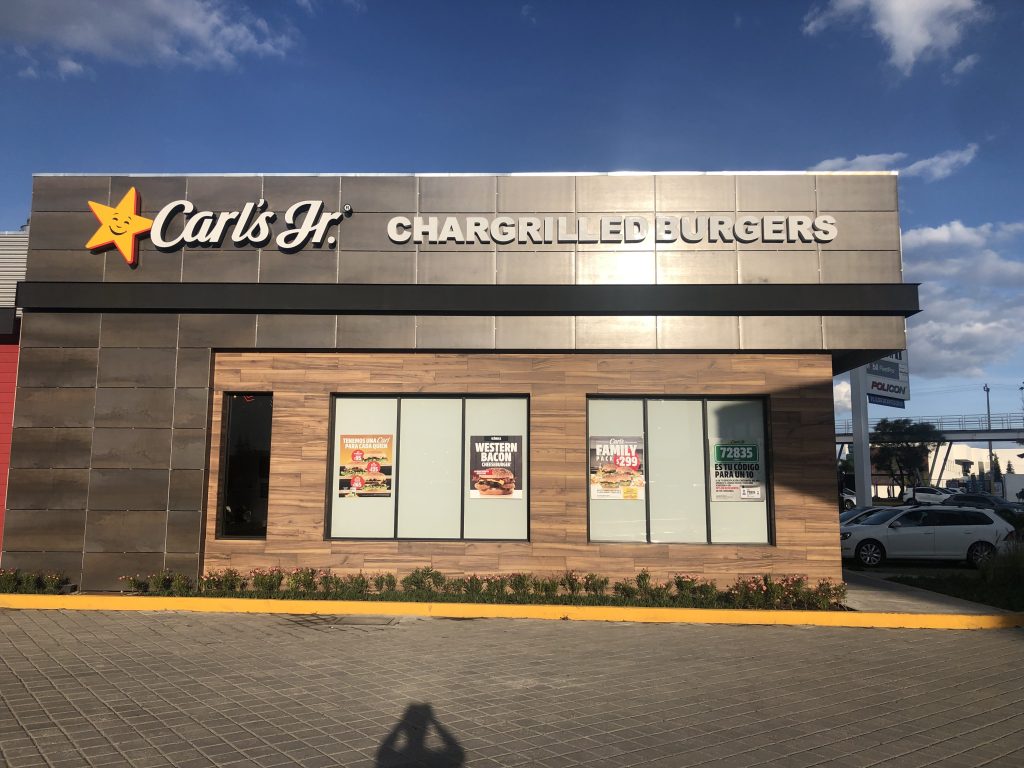 Carl´s Jr vía Atlixcáyotl festeja cumpleaños de Alin
