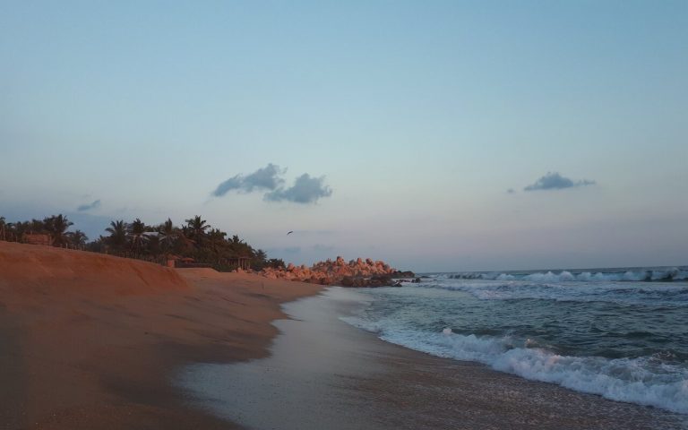 Date un relajante chapuzón en Playa Ventura, Guerrero