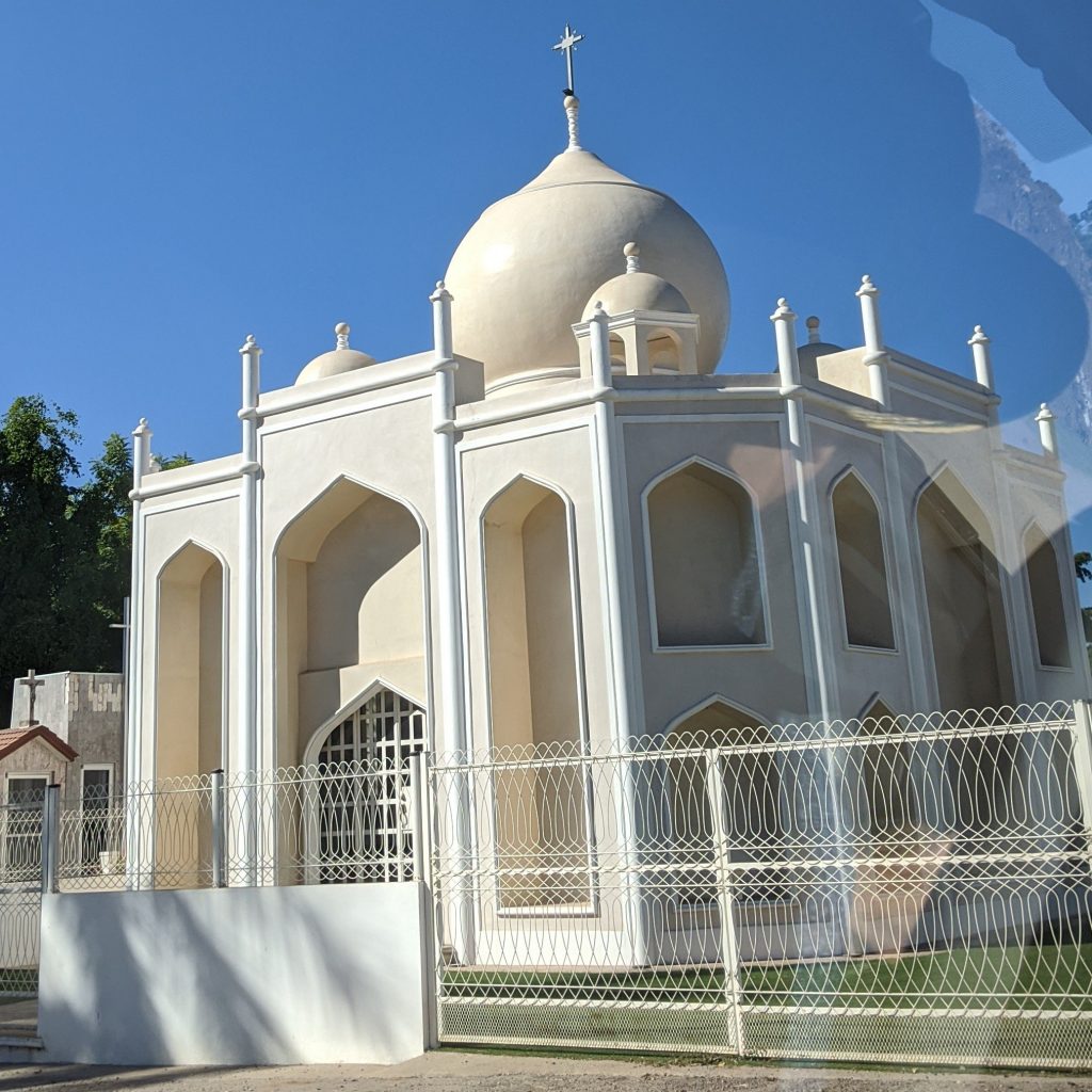 Jardines del Humaya, el cementerio más lujoso de México