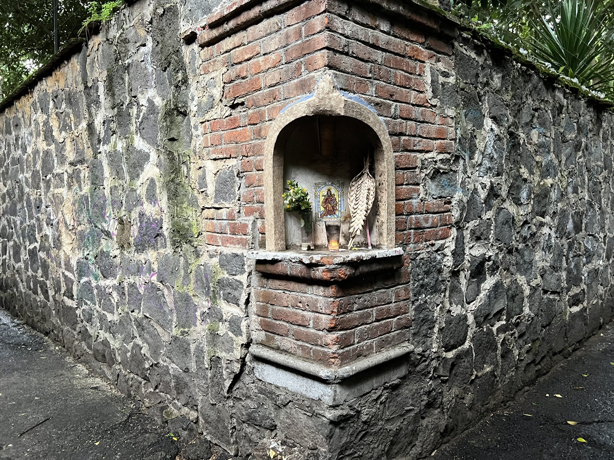 altar virgen callejón del aguacate militar
