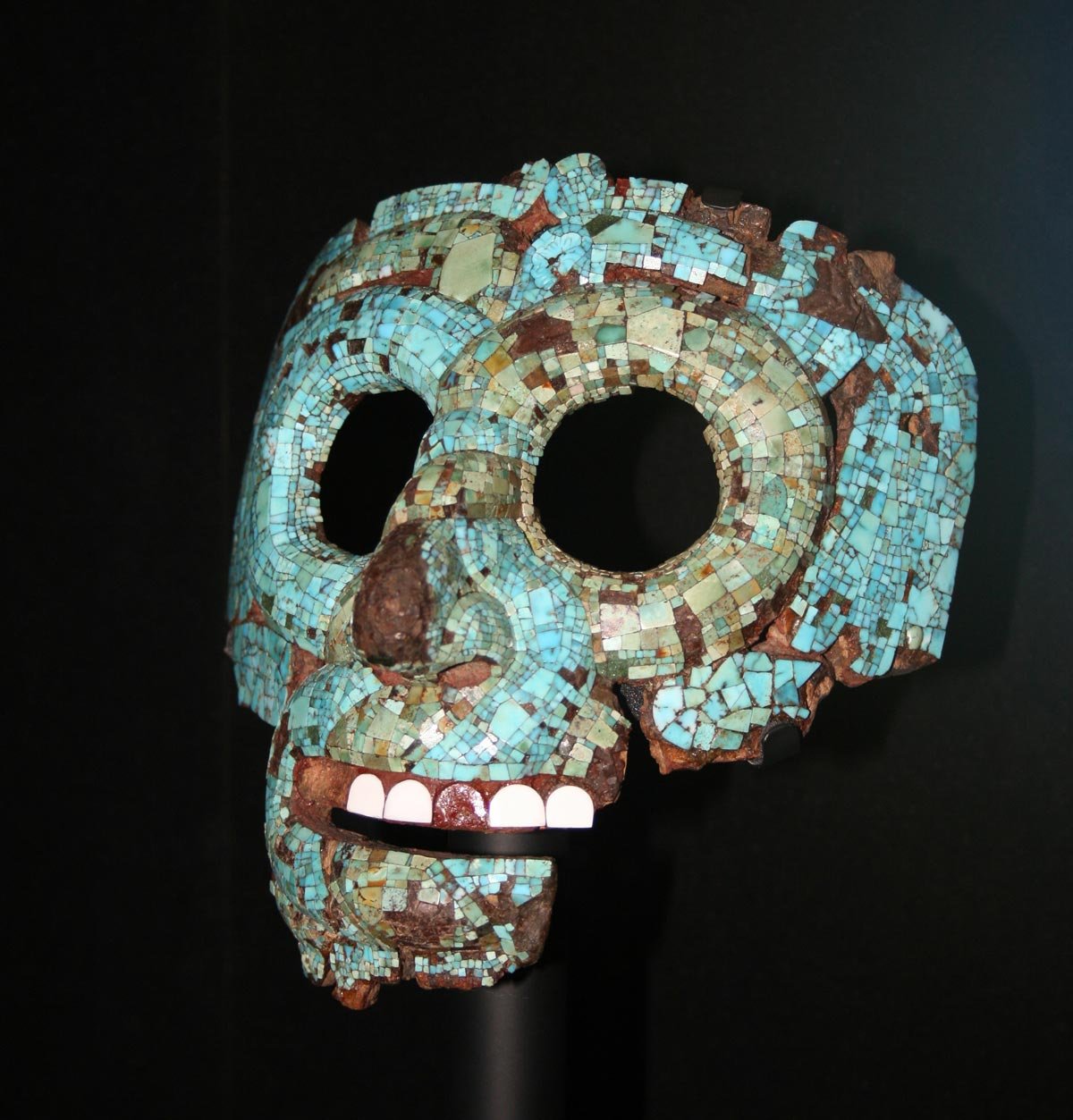 mascara quetzalcóatl piezas históricas saqueadas méxico