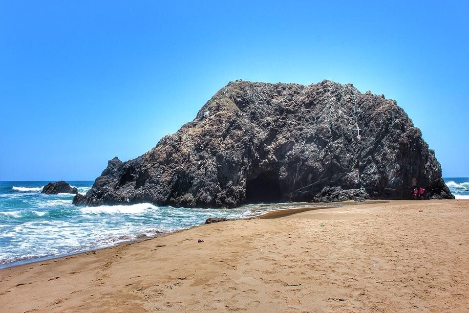 roca tlacoyunque playa bahías de papanoa