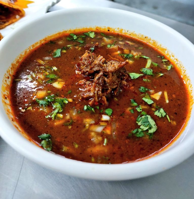 ¿Cruda? Descubre la historia de la birria y cómo prepararla