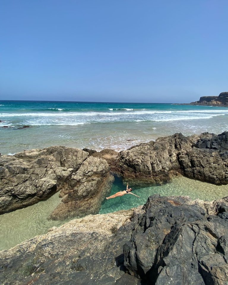 playa-del-esquinzo-españa-fuerteventura-rocas