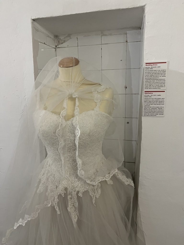 vestido-novia-museos-raros-relaciones-rotas