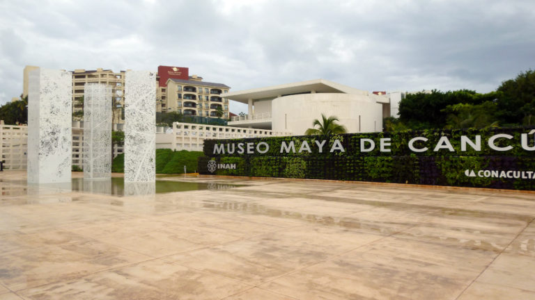 fachada-museo-maya-de-cancun