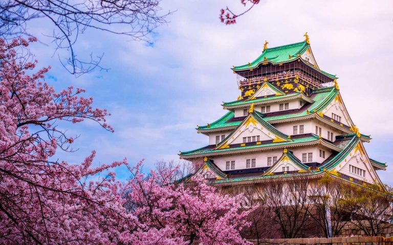 Turismo en Osaka: piérdete entre sus calles, templos y un castillo de cuento