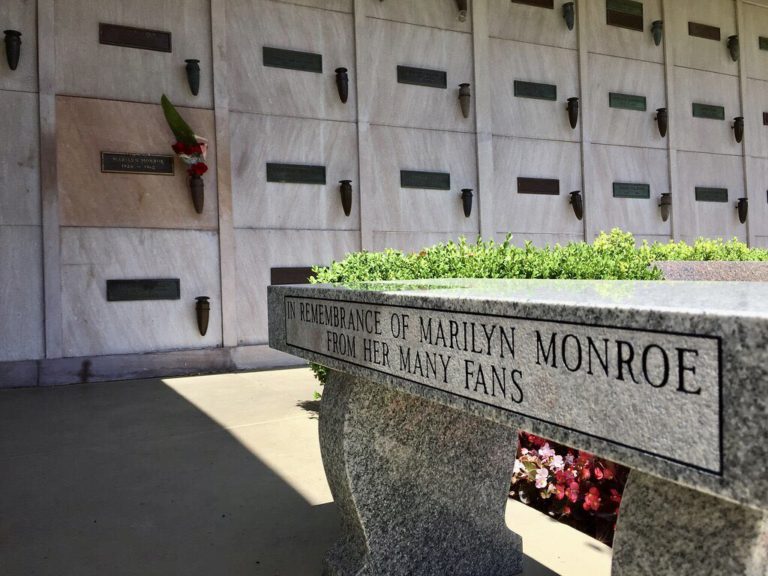 Desde Kennedy hasta Édith Piaf ¿cuáles son las tumbas más famosas?