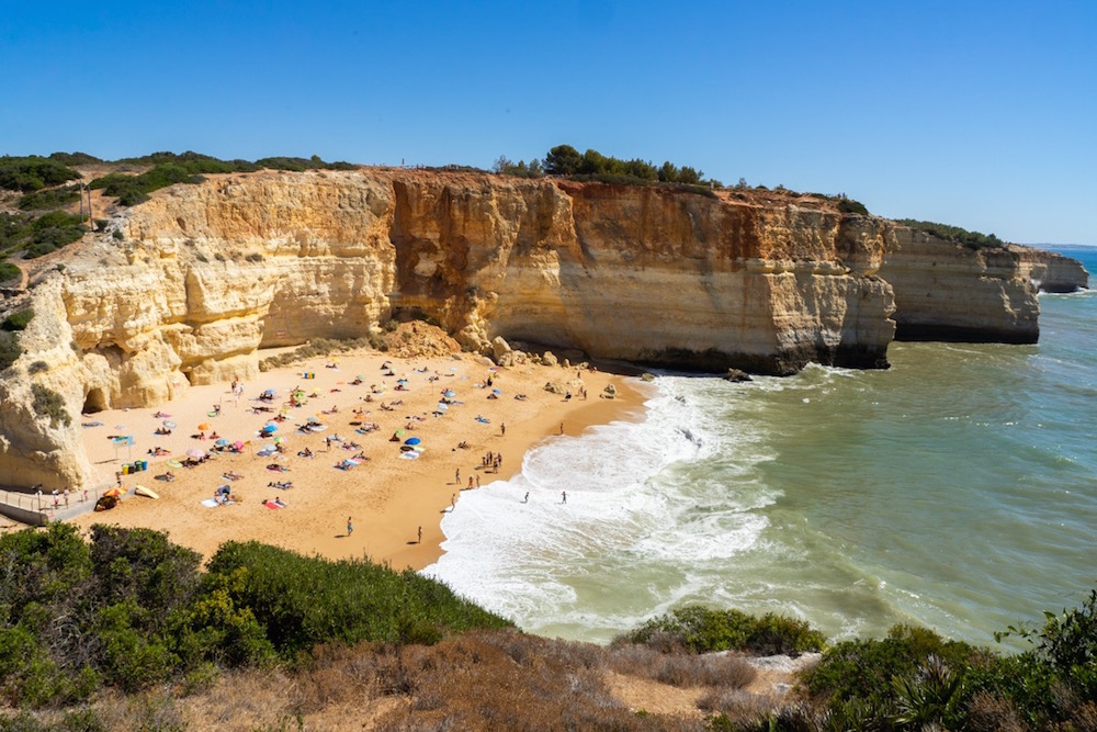 playa cueva de benagil en portugal