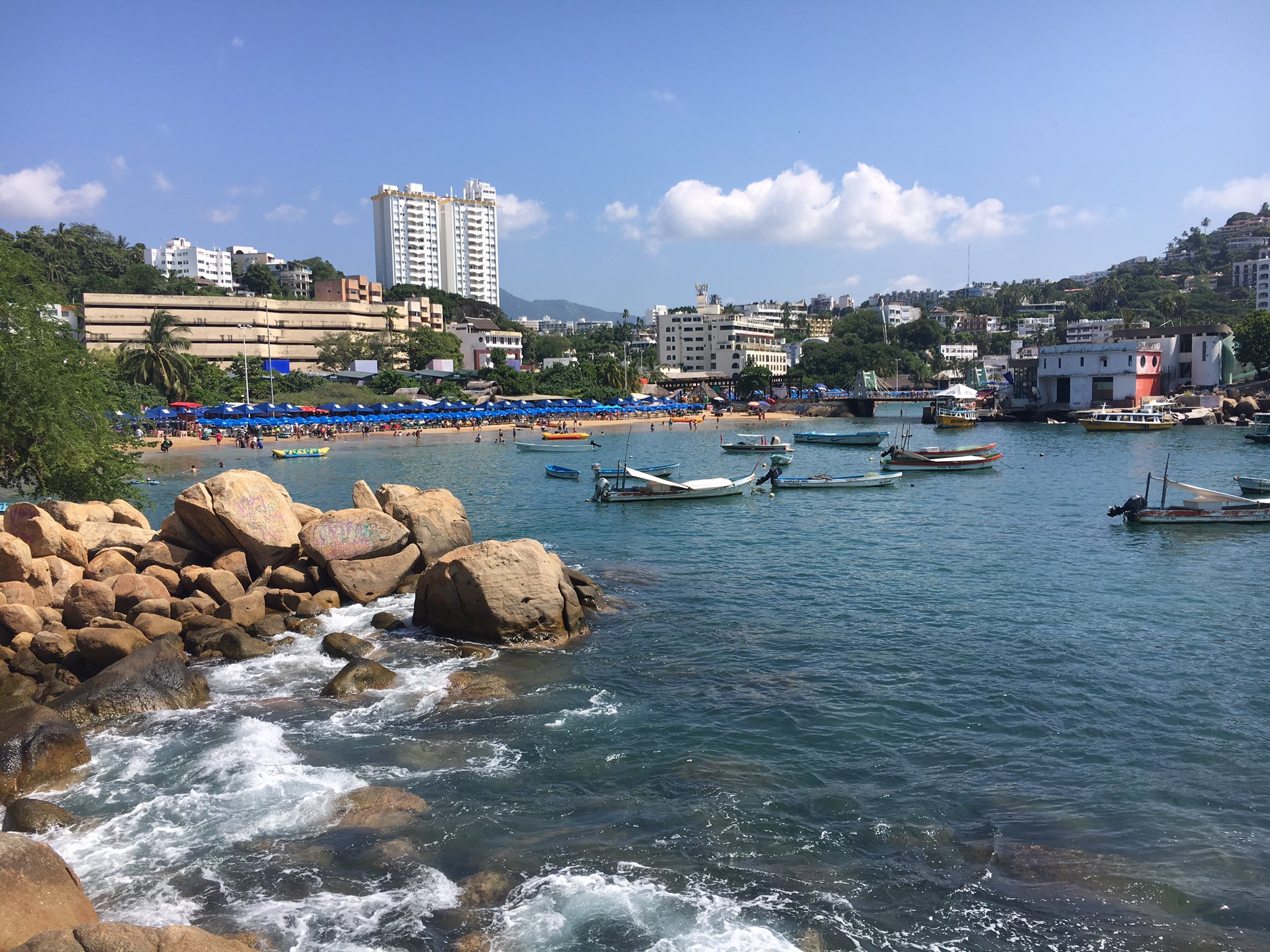 playa caletilla en acapulco atractivos