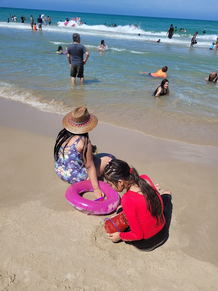 turistas visitan playa miramar en tamaulipas