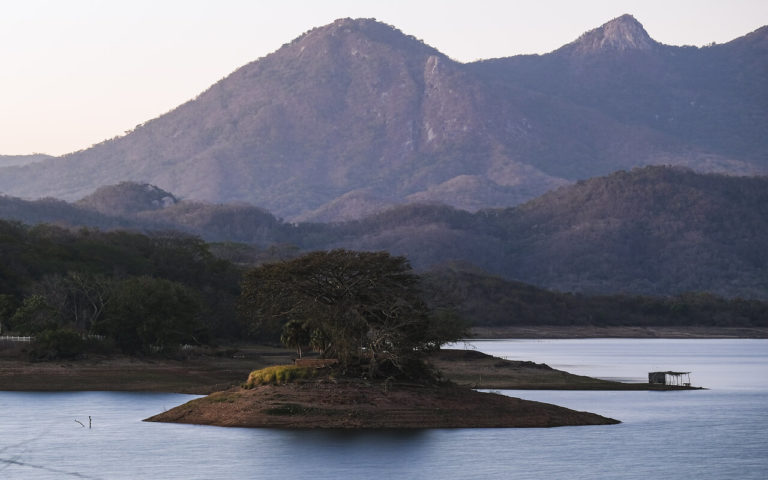 La presa Cajón de Peña en Costalegre, un lugar ideal para conectarse con la naturaleza