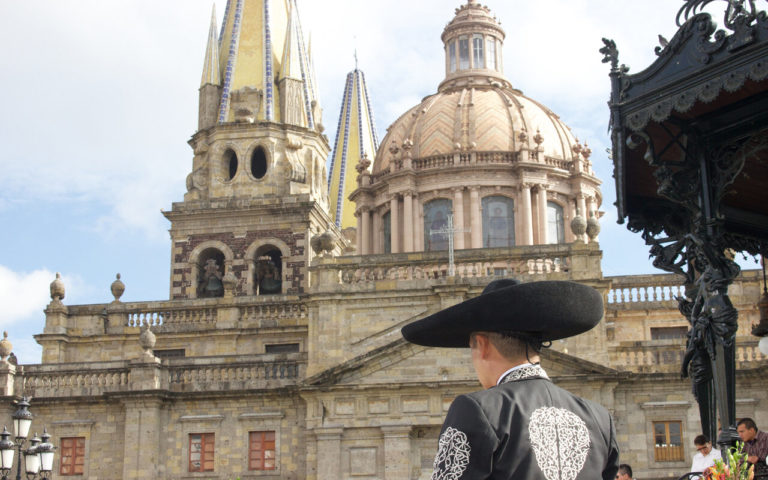 En el mes patrio asiste a un recorrido de cantinas y mariachi en Guadalajara