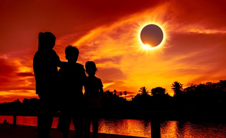Mazatlán y Nueva York al alza por eclipse solar 2024