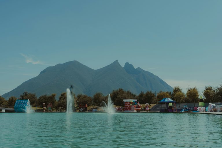 Nuevo León y Airbnb se comprometen a incrementar número de alojamientos