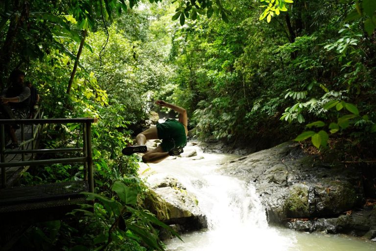 experiencias-turisticas-en-centroamerica-waterfall-full