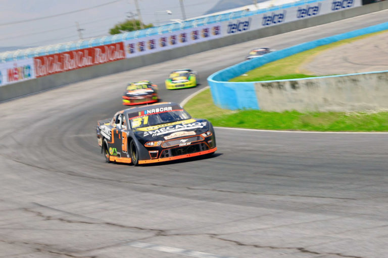 Premia Sergio Salomón a triunfadores de Nascar México Series