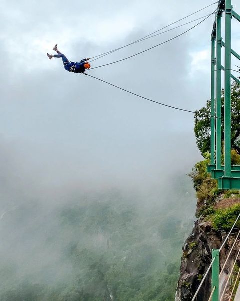 parque de cielo oscuro columpio extremo