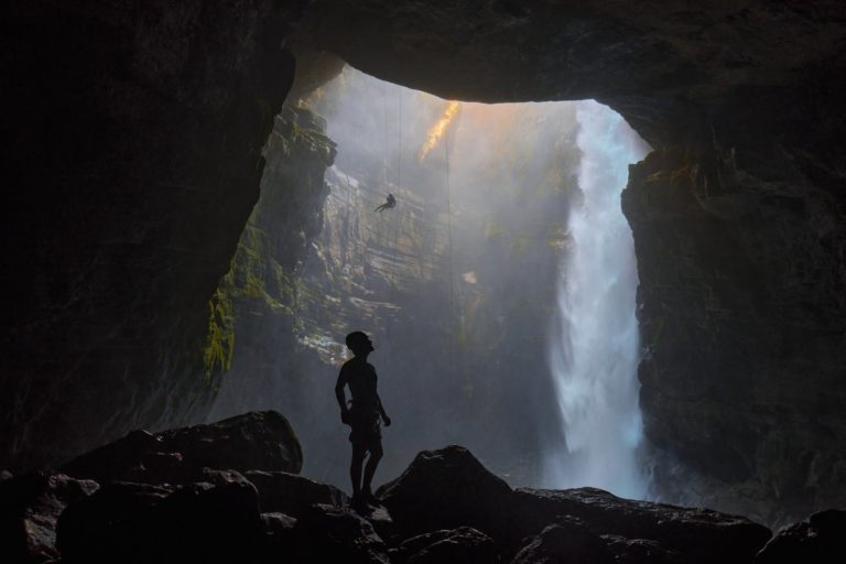 Aventúrate en el Sótano de Popocatl, la enorme cueva con cascada